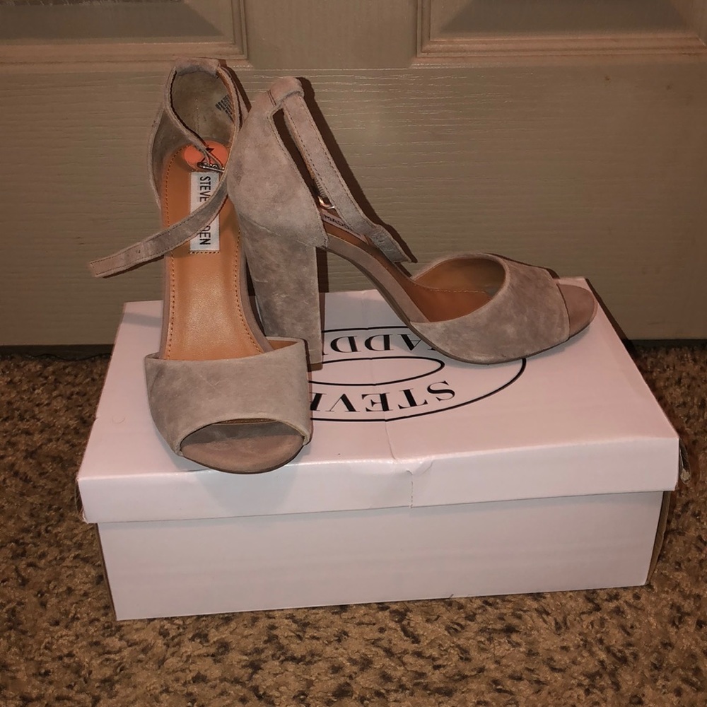 Steve Madden tan sandal. - Picture 2 of 4